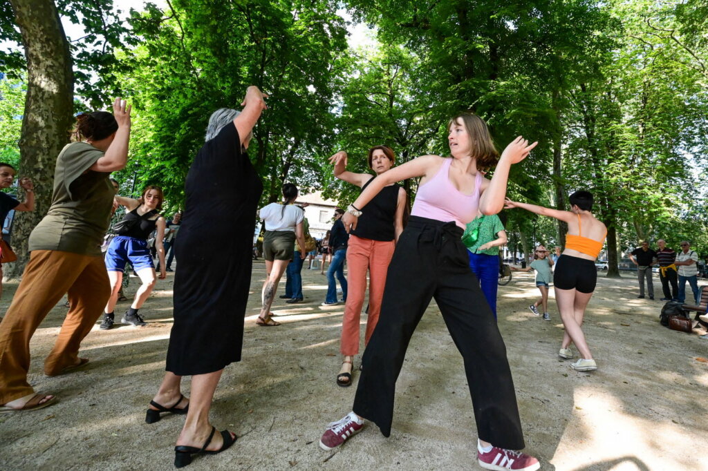 danser-en-toute-liberte-sous-les-grands-arbres-1750961191